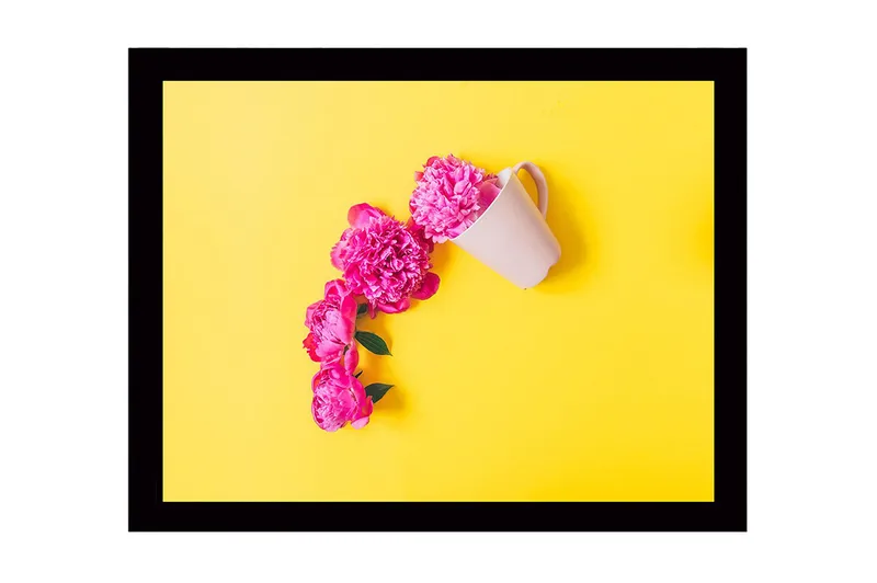 Innrammet trelerretsbilde - 41x56 cm - Rosa peoner som strekker seg ut fra en hvit kopp på gul bakgrunn, Rosa / Gul