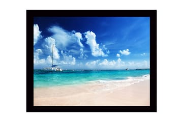 Innrammet trelerretsbilde - 41x56 cm - Seilbåt på en klar blå strand - Blå / Turkis / Hvit - Interiør - Maleri & posters - Lerretsbilder