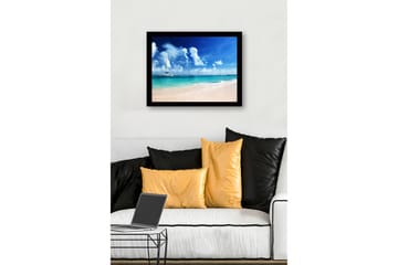 Innrammet trelerretsbilde - 41x56 cm - Seilbåt på en klar blå strand - Blå / Turkis / Hvit - Interiør - Maleri & posters - Lerretsbilder