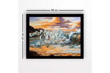 Innrammet trelerretsbilde - 41x56 cm - Sprudlende hester galopperer gjennom bølgene ved solnedgang - Hvit / Blå / Oransje - Interiør - Maleri & posters - Lerretsbilder