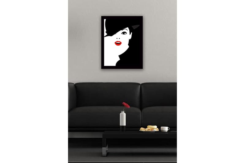 Innrammet trelerretsbilde - 41x56 cm - Stilisert portrett av en kvinne med hatt og rød leppestift - Svart / Hvit / Rød - Interiør - Maleri & posters - Lerretsbilder