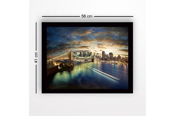 Innrammet trelerretsbilde - 41x56 cm - Storslått utsikt over en by i skumringen med en bro som spenner over vannet - Blå / Gull / Grønn - Interiør - Maleri & posters - Lerretsbilder
