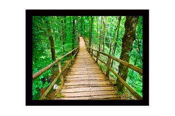 Innrammet trelerretsbilde - 41x56 cm - Trebro som slynger seg gjennom en frodig skog - Grønn / Brun - Interiør - Maleri & posters - Lerretsbilder
