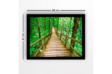 Innrammet trelerretsbilde - 41x56 cm - Trebro som slynger seg gjennom en frodig skog - Grønn / Brun - Interiør - Maleri & posters - Lerretsbilder