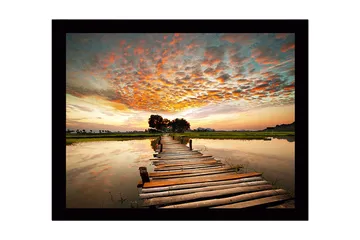 Innrammet trelerretsbilde - 41x56 cm - Vakker brygge som strekker seg over rolig vann ved solnedgang - Oransje / Blå / Grønn - Interiør - Maleri & posters - Lerretsbilder