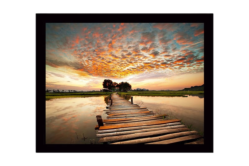 Innrammet trelerretsbilde - 41x56 cm - Vakker brygge som strekker seg over rolig vann ved solnedgang, Oransje / Blå / Grønn