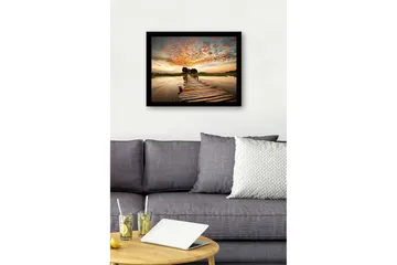 Innrammet trelerretsbilde - 41x56 cm - Vakker brygge som strekker seg over rolig vann ved solnedgang - Oransje / Blå / Grønn - Interiør - Maleri & posters - Lerretsbilder