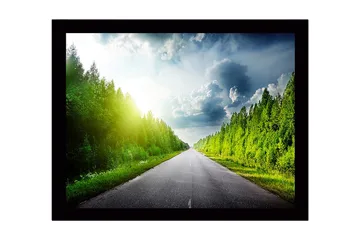 Innrammet trelerretsbilde - 41x56 cm - Vakker landevei omgitt av frodige trær og en lys himmel - Grønn / Blå / Gul - Interiør - Maleri & posters - Lerretsbilder