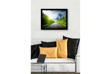 Innrammet trelerretsbilde - 41x56 cm - Vakker landevei omgitt av frodige trær og en lys himmel - Grønn / Blå / Gul - Interiør - Maleri & posters - Lerretsbilder