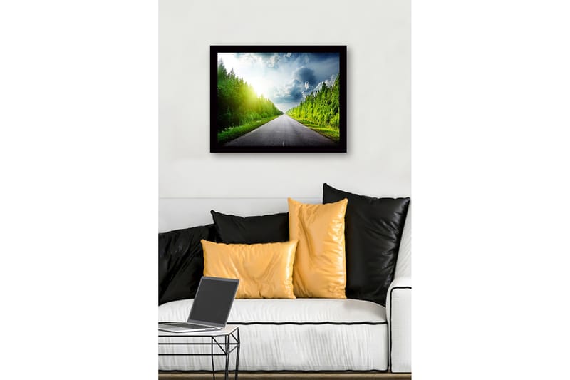 Innrammet trelerretsbilde - 41x56 cm - Vakker landevei omgitt av frodige trær og en lys himmel - Grønn / Blå / Gul - Interiør - Maleri & posters - Lerretsbilder