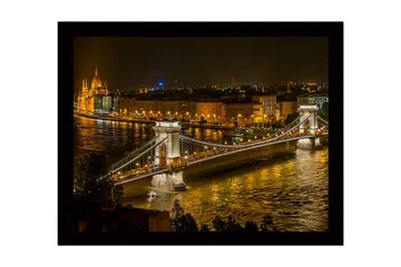 Innrammet trelerretsbilde - 41x56 cm - Vakker nattutsikt over Kjedebroen i Budapest med glitrende bylys - Gull / Mørk blå / Grå - Interiør - Maleri & posters - Lerretsbilder