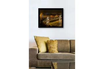 Innrammet trelerretsbilde - 41x56 cm - Vakker nattutsikt over Kjedebroen i Budapest med glitrende bylys - Gull / Mørk blå / Grå - Interiør - Maleri & posters - Lerretsbilder