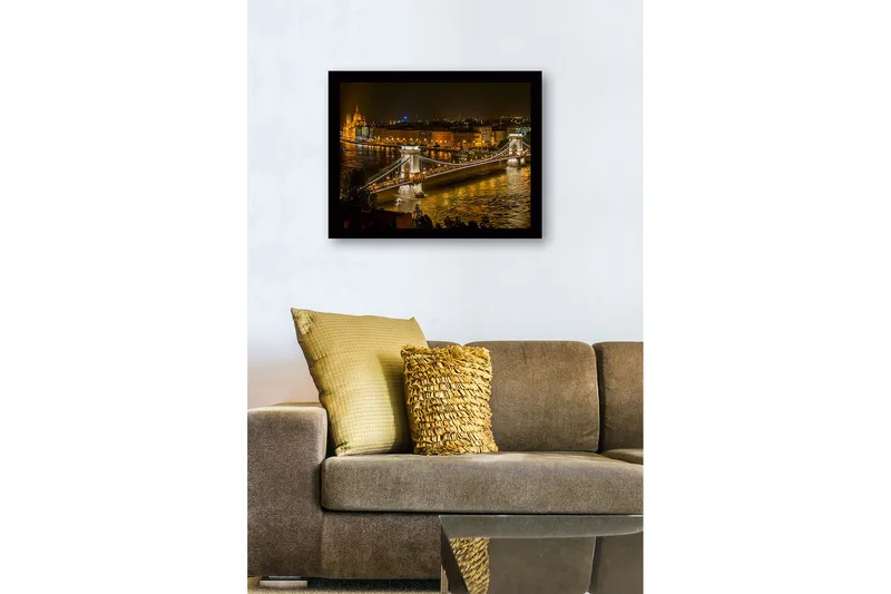 Innrammet trelerretsbilde - 41x56 cm - Vakker nattutsikt over Kjedebroen i Budapest med glitrende bylys - Gull / Mørk blå / Grå - Interiør - Maleri & posters - Lerretsbilder