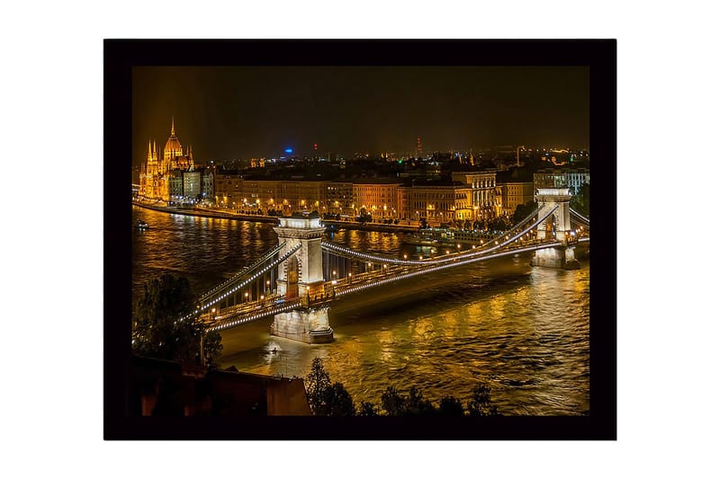 Innrammet trelerretsbilde - 41x56 cm - Vakker nattutsikt over Kjedebroen i Budapest med glitrende bylys, Gull / Mørk blå / Grå