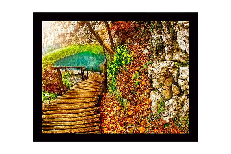 Innrammet trelerretsbilde - 41x56 cm - Vakker skogssti ved en klar innsjø omgitt av høstfarger, Grønn / Oransje / Brun