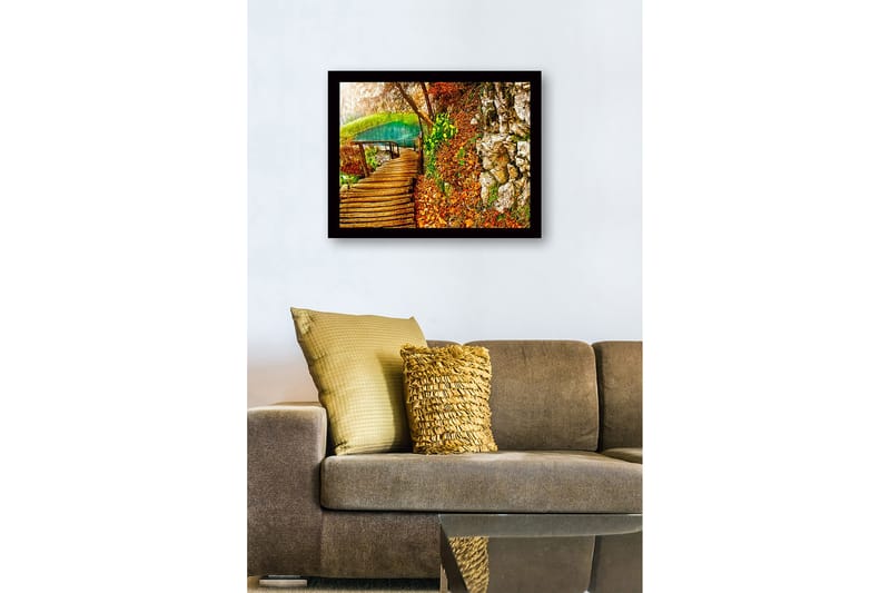 Innrammet trelerretsbilde - 41x56 cm - Vakker skogssti ved en klar innsjø omgitt av høstfarger - Grønn / Oransje / Brun - Interiør - Maleri & posters - Lerretsbilder