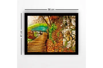 Innrammet trelerretsbilde - 41x56 cm - Vakker skogssti ved en klar innsjø omgitt av høstfarger - Grønn / Oransje / Brun - Interiør - Maleri & posters - Lerretsbilder