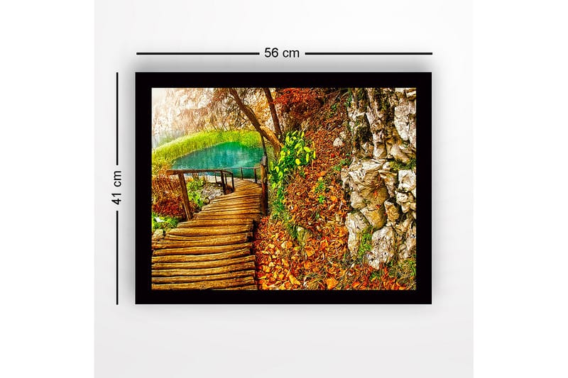 Innrammet trelerretsbilde - 41x56 cm - Vakker skogssti ved en klar innsjø omgitt av høstfarger - Grønn / Oransje / Brun - Interiør - Maleri & posters - Lerretsbilder