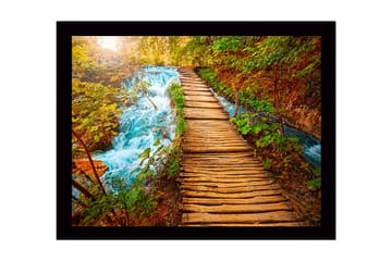 Innrammet trelerretsbilde - 41x56 cm - Vakker trebro som fører over en rislende bekk omgitt av frodig natur - Grønn / Blå / Brun - Interiør - Maleri & posters - Lerretsbilder