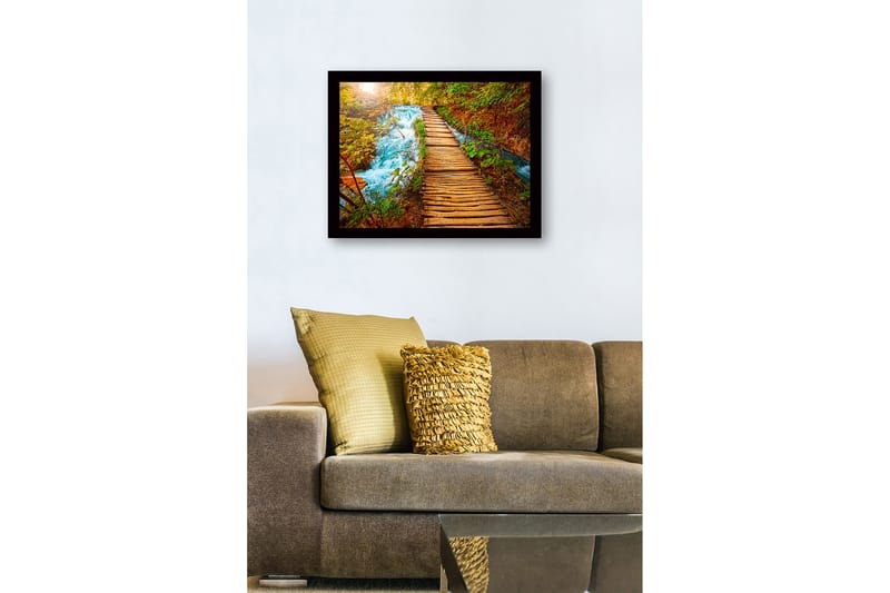 Innrammet trelerretsbilde - 41x56 cm - Vakker trebro som fører over en rislende bekk omgitt av frodig natur - Grønn / Blå / Brun - Interiør - Maleri & posters - Lerretsbilder