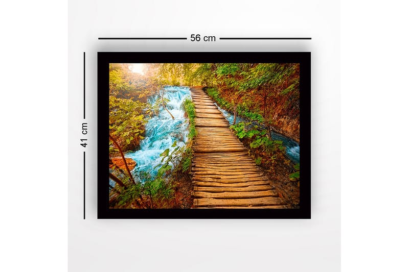 Innrammet trelerretsbilde - 41x56 cm - Vakker trebro som fører over en rislende bekk omgitt av frodig natur - Grønn / Blå / Brun - Interiør - Maleri & posters - Lerretsbilder