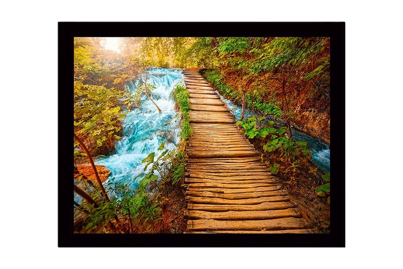 Innrammet trelerretsbilde - 41x56 cm - Vakker trebro som fører over en rislende bekk omgitt av frodig natur, Grønn / Blå / Brun