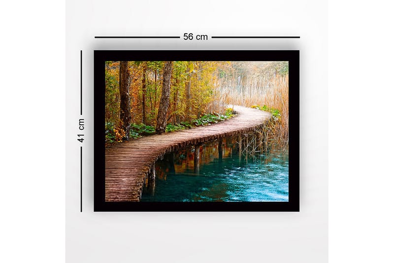 Innrammet trelerretsbilde - 41x56 cm - Vakker trebro som slynger seg gjennom en høstskog - Grønn / Oransje / Blå - Interiør - Maleri & posters - Lerretsbilder