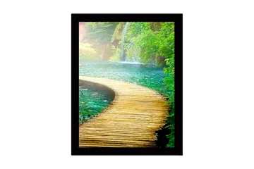 Innrammet trelerretsbilde - 41x56 cm - Vakker tresti som fører gjennom frodig natur ved en stille innsjø - Grønn / Blå / Brun - Interiør - Maleri & posters - Lerretsbilder