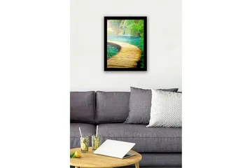 Innrammet trelerretsbilde - 41x56 cm - Vakker tresti som fører gjennom frodig natur ved en stille innsjø - Grønn / Blå / Brun - Interiør - Maleri & posters - Lerretsbilder