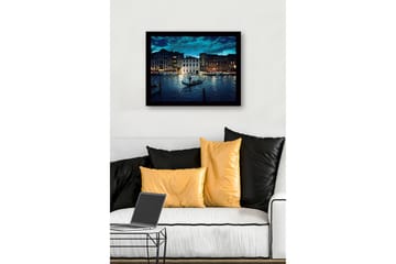 Innrammet trelerretsbilde - 41x56 cm - Vakker utsikt over en gondolbane på en kanal i Venezia om kvelden - Mørk blå / Grå / Gyllen - Interiør - Maleri & posters - Lerretsbilder
