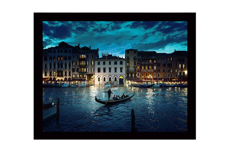 Innrammet trelerretsbilde - 41x56 cm - Vakker utsikt over en gondolbane på en kanal i Venezia om kvelden - Mørk blå / Grå / Gyllen - Interiør - Maleri & posters - Lerretsbilder