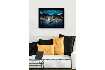 Innrammet trelerretsbilde - 41x56 cm - Vakker utsikt over en gondolbane på en kanal i Venezia om kvelden - Mørk blå / Grå / Gyllen - Interiør - Maleri & posters - Lerretsbilder