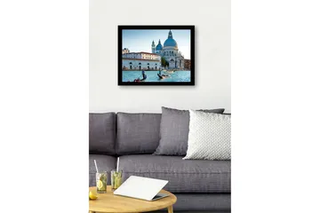 Innrammet trelerretsbilde - 41x56 cm - Vakker utsikt over venetianske gondoler i en historisk bygning - Blå / Hvit / Grå - Interiør - Maleri & posters - Lerretsbilder