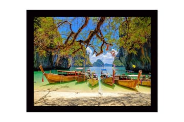 Innrammet trelerretsbilde - 41x56 cm - Vakre langbåter på en tropisk strand med fjellformasjoner i bakgrunnen - Grønn / Blå / Brun - Interiør - Maleri & posters - Lerretsbilder