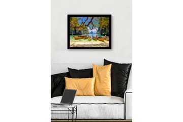 Innrammet trelerretsbilde - 41x56 cm - Vakre langbåter på en tropisk strand med fjellformasjoner i bakgrunnen - Grønn / Blå / Brun - Interiør - Maleri & posters - Lerretsbilder