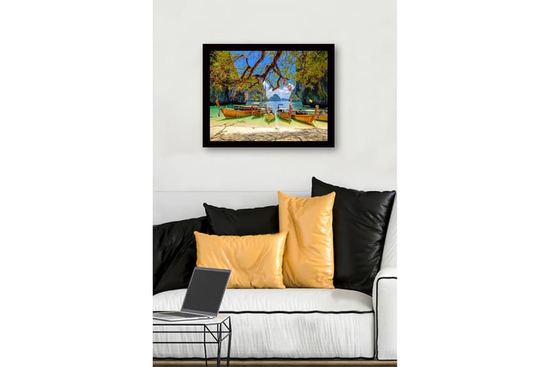 Innrammet trelerretsbilde - 41x56 cm - Vakre langbåter på en tropisk strand med fjellformasjoner i bakgrunnen - Grønn / Blå / Brun - Interiør - Maleri & posters - Lerretsbilder