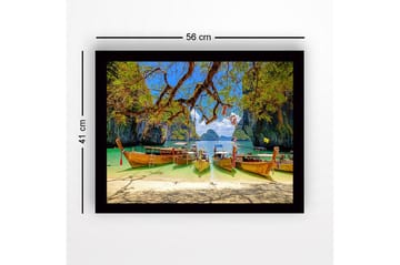 Innrammet trelerretsbilde - 41x56 cm - Vakre langbåter på en tropisk strand med fjellformasjoner i bakgrunnen - Grønn / Blå / Brun - Interiør - Maleri & posters - Lerretsbilder