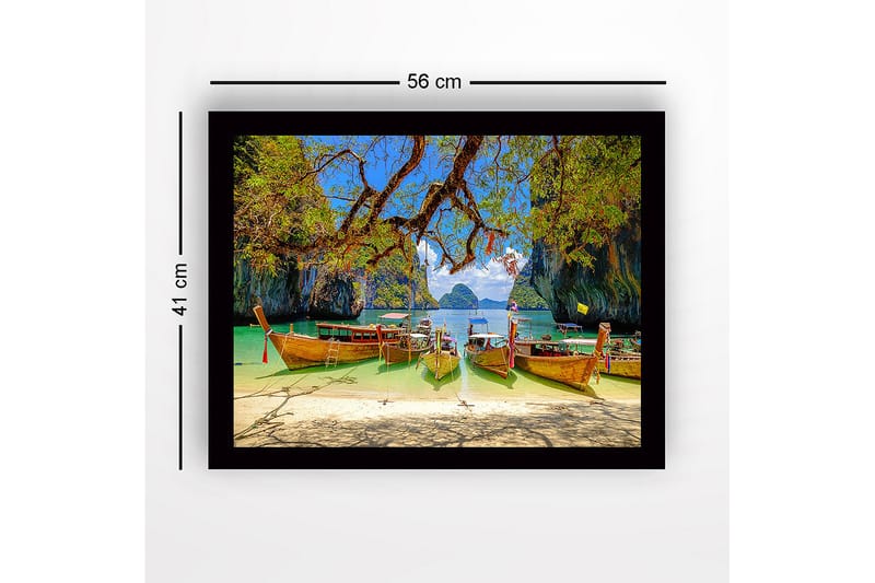 Innrammet trelerretsbilde - 41x56 cm - Vakre langbåter på en tropisk strand med fjellformasjoner i bakgrunnen - Grønn / Blå / Brun - Interiør - Maleri & posters - Lerretsbilder