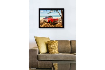 Innrammet trelerretsbilde - 41x56 cm - Veteranbil på stranden med tropisk bakgrunn - Rød / Grå / Svart - Interiør - Maleri & posters - Lerretsbilder