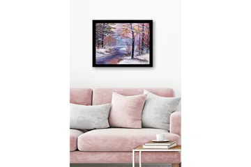 Innrammet trelerretsbilde - 41x56 cm - Vinterlandskap med en fredelig elv og snødekte trær - Blå / Hvit / Rosa - Interiør - Maleri & posters - Lerretsbilder