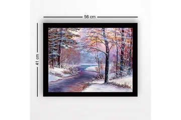 Innrammet trelerretsbilde - 41x56 cm - Vinterlandskap med en fredelig elv og snødekte trær - Blå / Hvit / Rosa - Interiør - Maleri & posters - Lerretsbilder