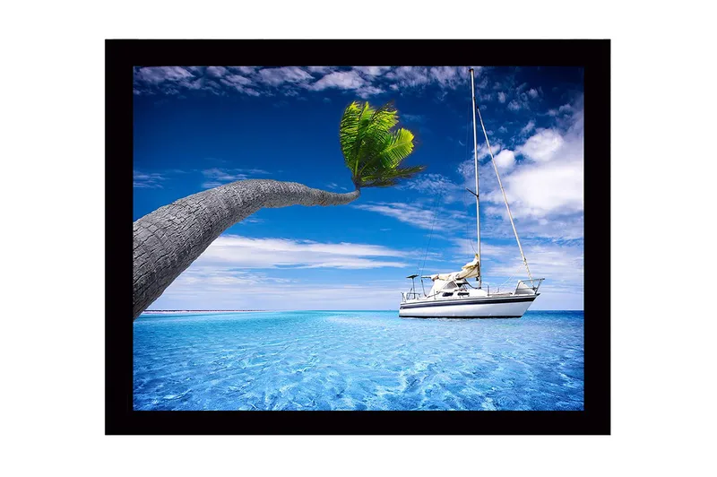 Innrammet trelerretsbilde - 41x56 cm - Palmer som strekker seg over en seilbåt i klart blått vann, Blå / Grønn / Hvit