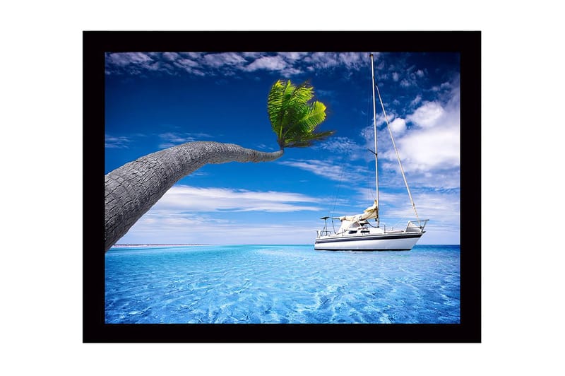 Innrammet trelerretsbilde - 41x56 cm - Palmer som strekker seg over en seilbåt i klart blått vann, Blå / Grønn / Hvit