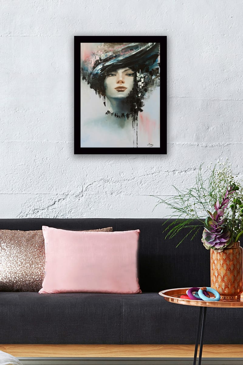 Innrammet trelerretsbilde - 41x56 cm - Portrett av en kvinne med dramatisk frisyre - Svart / Hudtone / Lyseblå - Interiør - Maleri & posters - Lerretsbilder