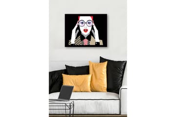 Innrammet trelerretsbilde - 41x56 cm - Portrett av en kvinne med store briller og rød leppestift - Rød / Svart / Hvit - Interiør - Maleri & posters - Lerretsbilder