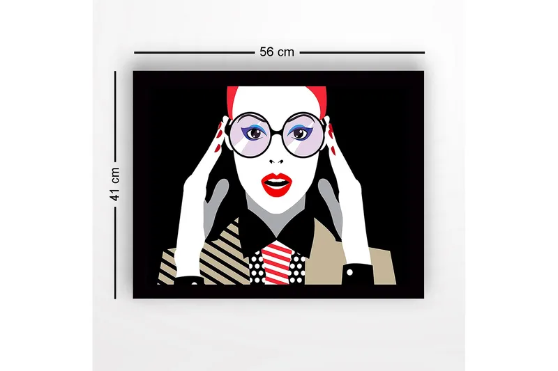 Innrammet trelerretsbilde - 41x56 cm - Portrett av en kvinne med store briller og rød leppestift - Rød / Svart / Hvit - Interiør - Maleri & posters - Lerretsbilder