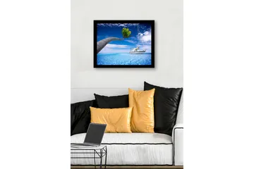 Innrammet trelerretsbilde - 41x56 cm - Palmer som strekker seg over en seilbåt i klart blått vann - Blå / Grønn / Hvit - Interiør - Maleri & posters - Lerretsbilder