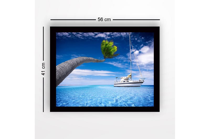 Innrammet trelerretsbilde - 41x56 cm - Palmer som strekker seg over en seilbåt i klart blått vann - Blå / Grønn / Hvit - Interiør - Maleri & posters - Lerretsbilder