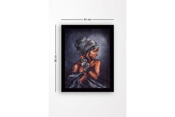Innrammet trelerretsbilde - 41x56 cm - Portrett av en kvinne med tradisjonelt hodeskjerf og smykker - Mørk brun / Grå / Svart - Interiør - Maleri & posters - Lerretsbilder