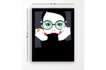 Innrammet trelerretsbilde - 41x56 cm - Portrett av en kvinne med store briller og rød leppestift - Svart / Hvit / Grønn - Interiør - Maleri & posters - Lerretsbilder